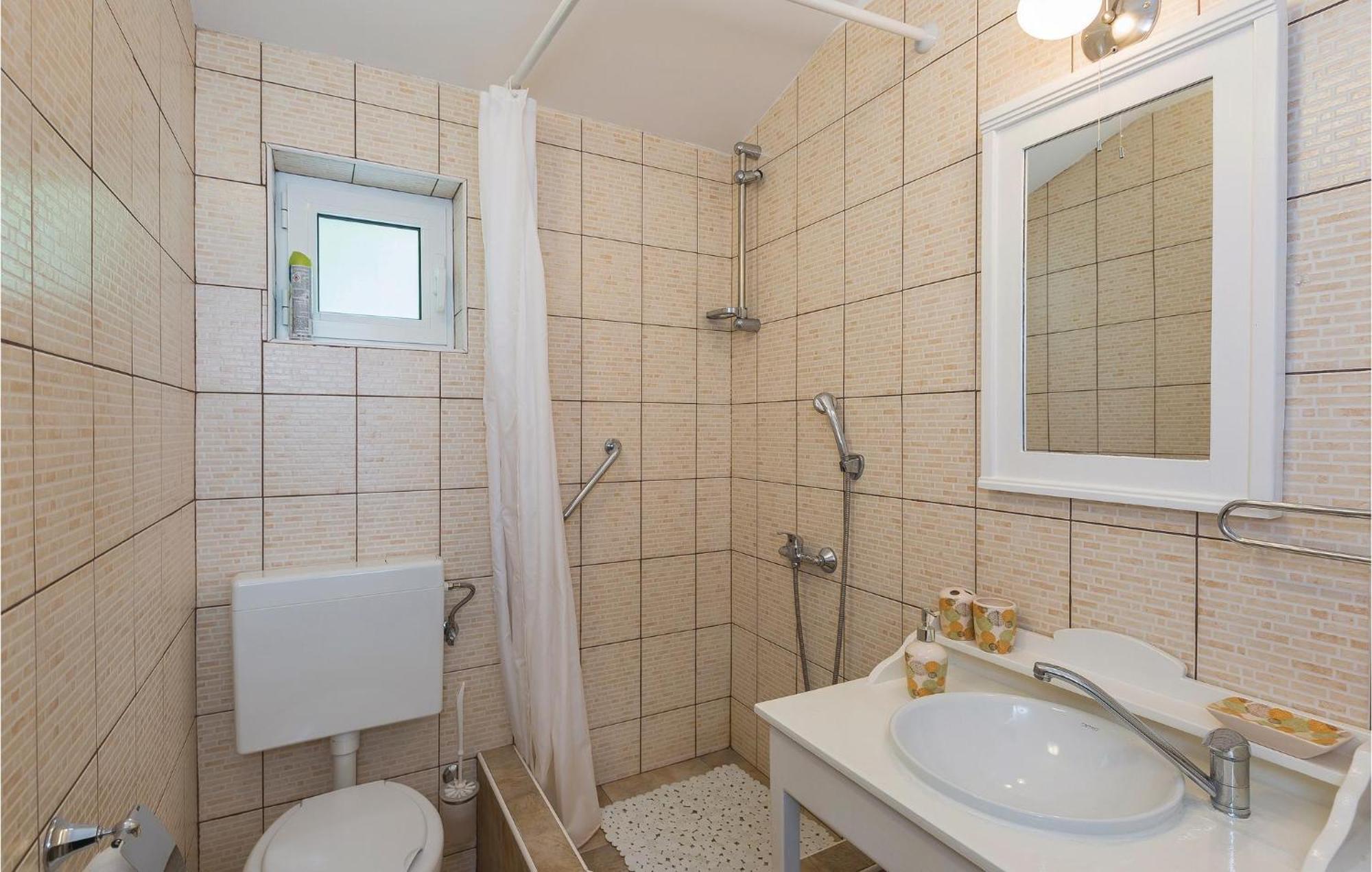 2 Bedroom Awesome Home In Gornje Tucepi Exterior photo
