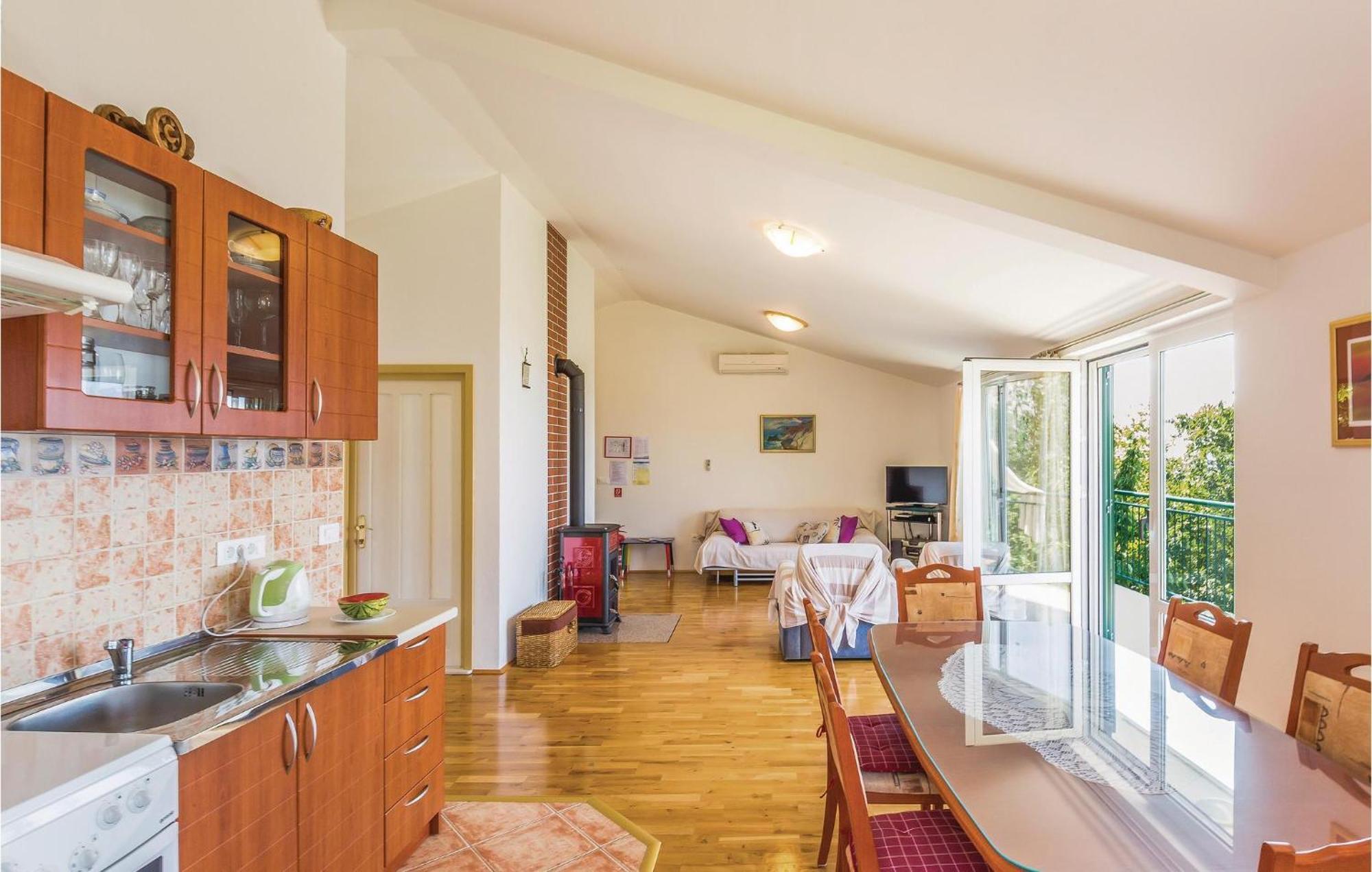 2 Bedroom Awesome Home In Gornje Tucepi Exterior photo