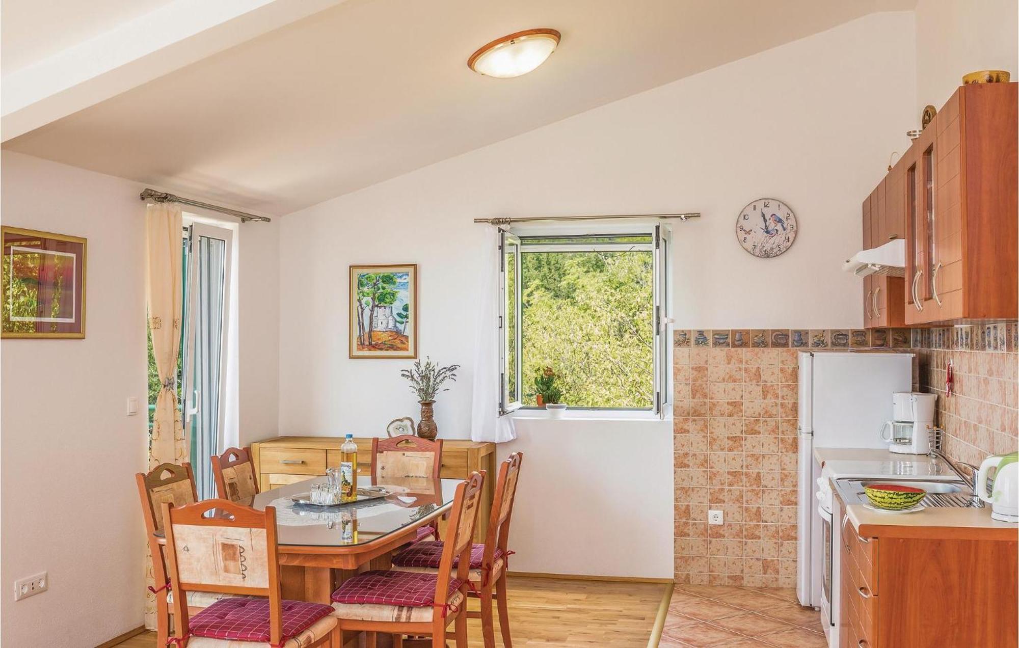2 Bedroom Awesome Home In Gornje Tucepi Exterior photo