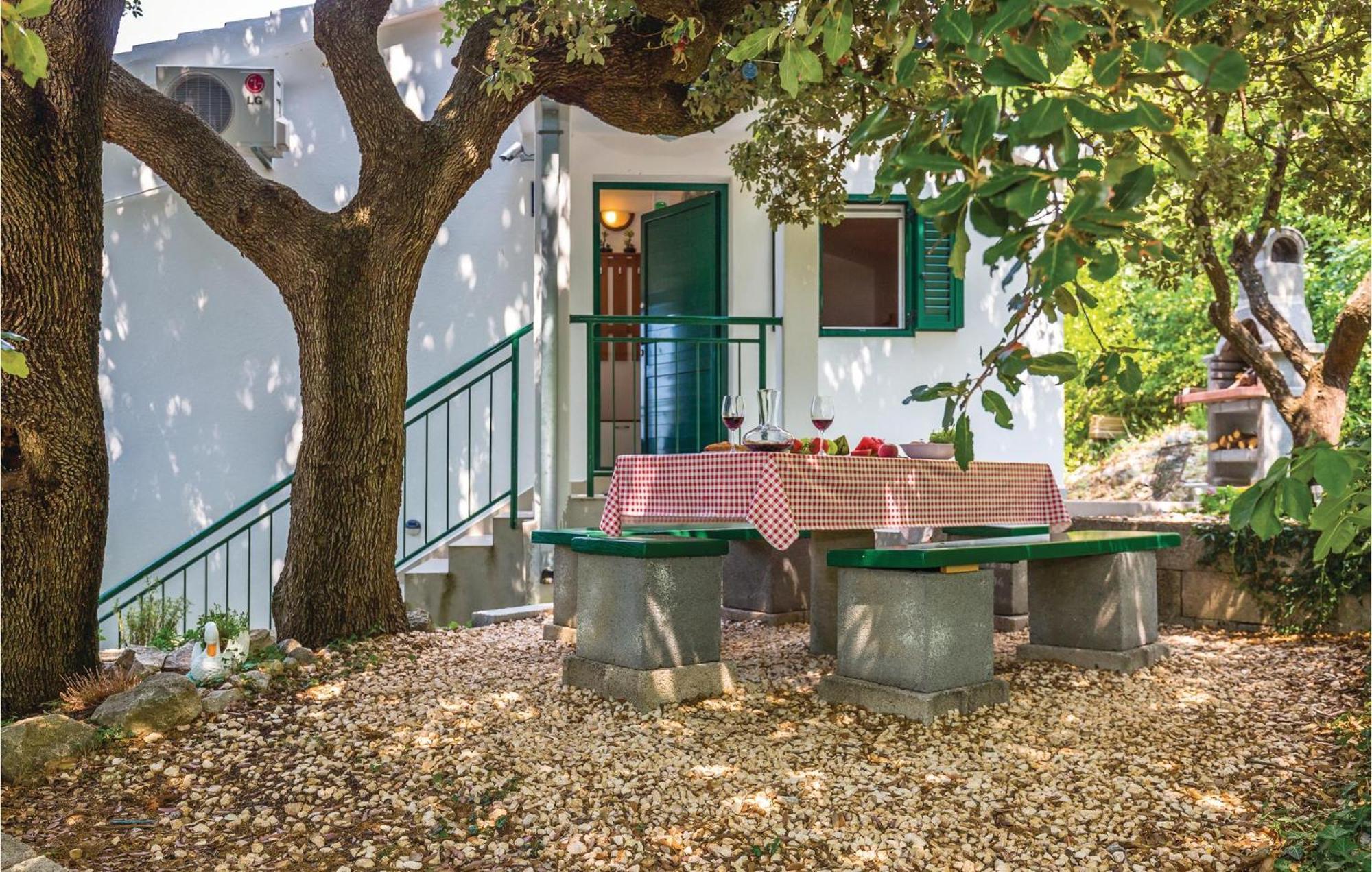 2 Bedroom Awesome Home In Gornje Tucepi Exterior photo